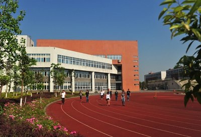 重庆公共交通技工学校跑道