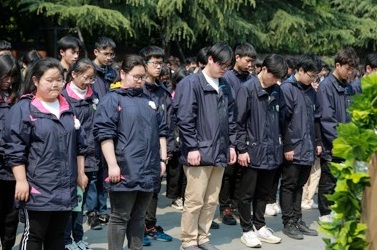 江苏传媒学校扫墓活动