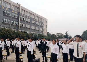 南京城市交通运输学校升旗仪式