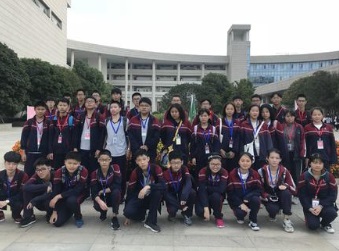 江苏吴江中等专业学校学生合影