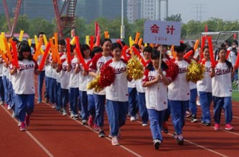 江苏吴江中等专业学校学生进场