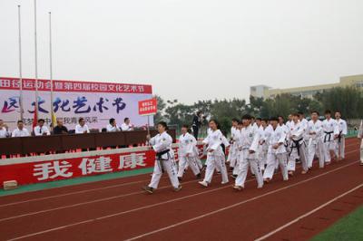 德阳弘正运动职业学校田径场