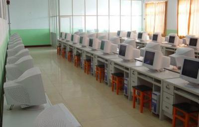 兴义市第八中学机房