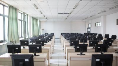 广安渝工职业技术学校机房