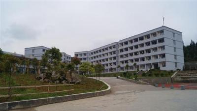 湄潭县乐乐中学综合楼