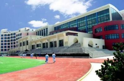 云南省大理第一中学--------足球场，教学楼