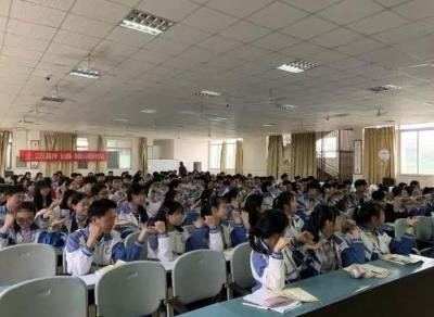 金堂县竹篙中学校举行初高中毕业生考前心理辅导讲座