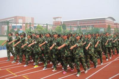 泸州市长江职业学校军训