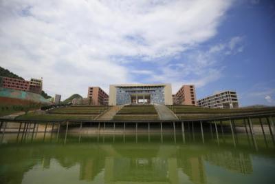 贵州健康职业学院五年制大专综合楼