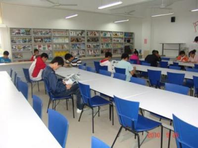 黔南民族医学高等专科学校五年制大专阅览室