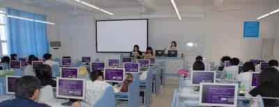 成都市中山职业技术学校机房