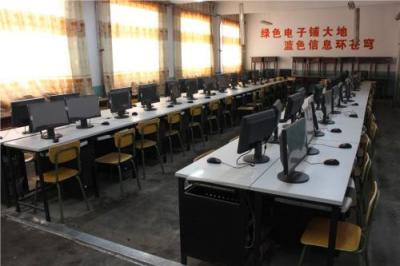 重庆市旅游学校五年制大专机房