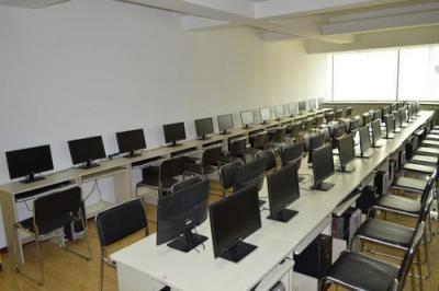 重庆五一高级技工学校五年制大专机房