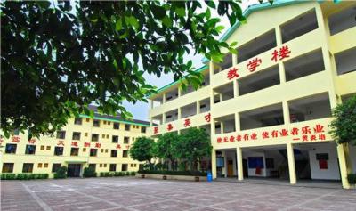 重庆聚英技工学校教学楼