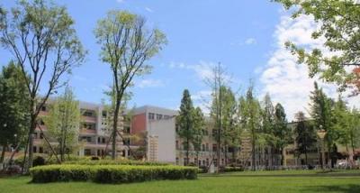 籍田中学校园一角