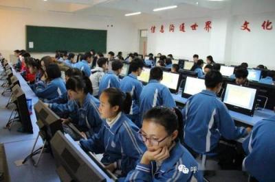 四川省泸定县第三中学机房