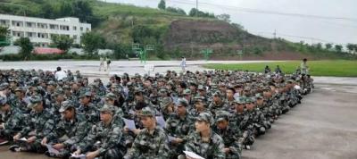 少岷职业技术学校军训