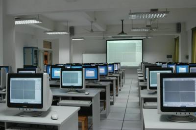 六盘水西南计算机职业技校机房