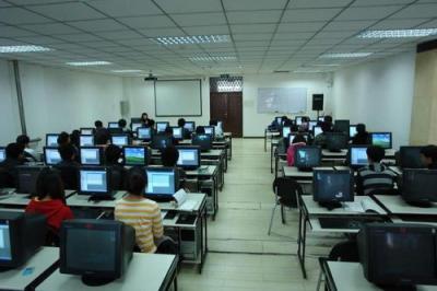 凯里第一职业技术学校机房