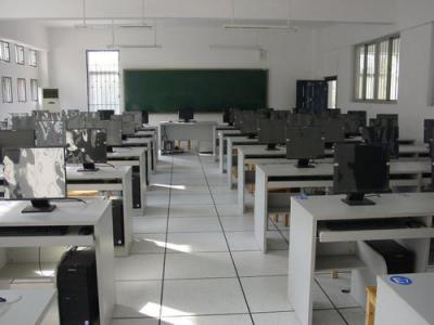 清镇中等职业技术学校机房