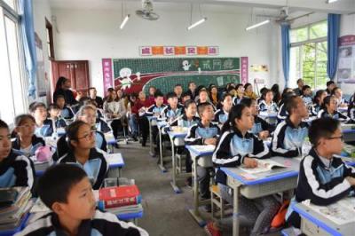 东兴区盘龙中学教室