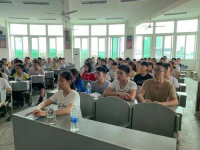 威远中学教师培训会