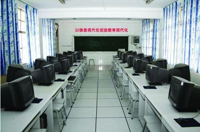 昆明海亦丰中学机房