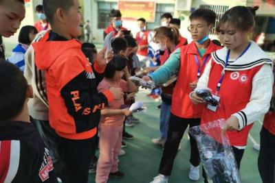 贵州装备制造职业学院到清镇市特殊学校开展关爱残疾儿童活动