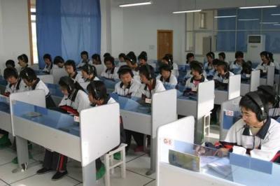 阆中市河楼乡中心学校机房