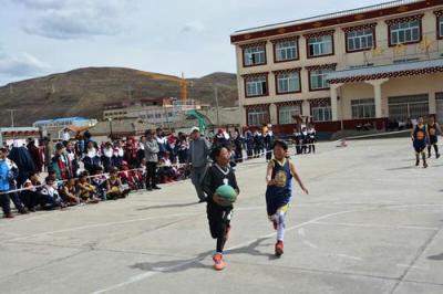 色达县中学校园