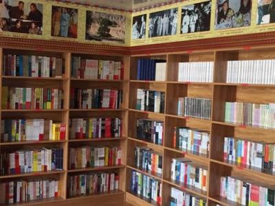 甘孜州康南民族高级中学图书室