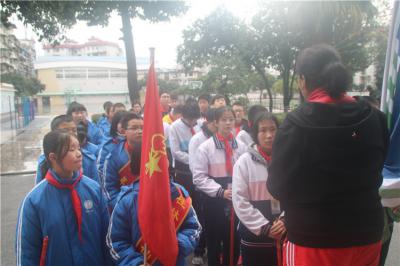 桂林市逸仙中学掀起“学雷锋做先锋”热潮