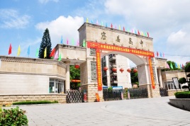 容县高级中学校门